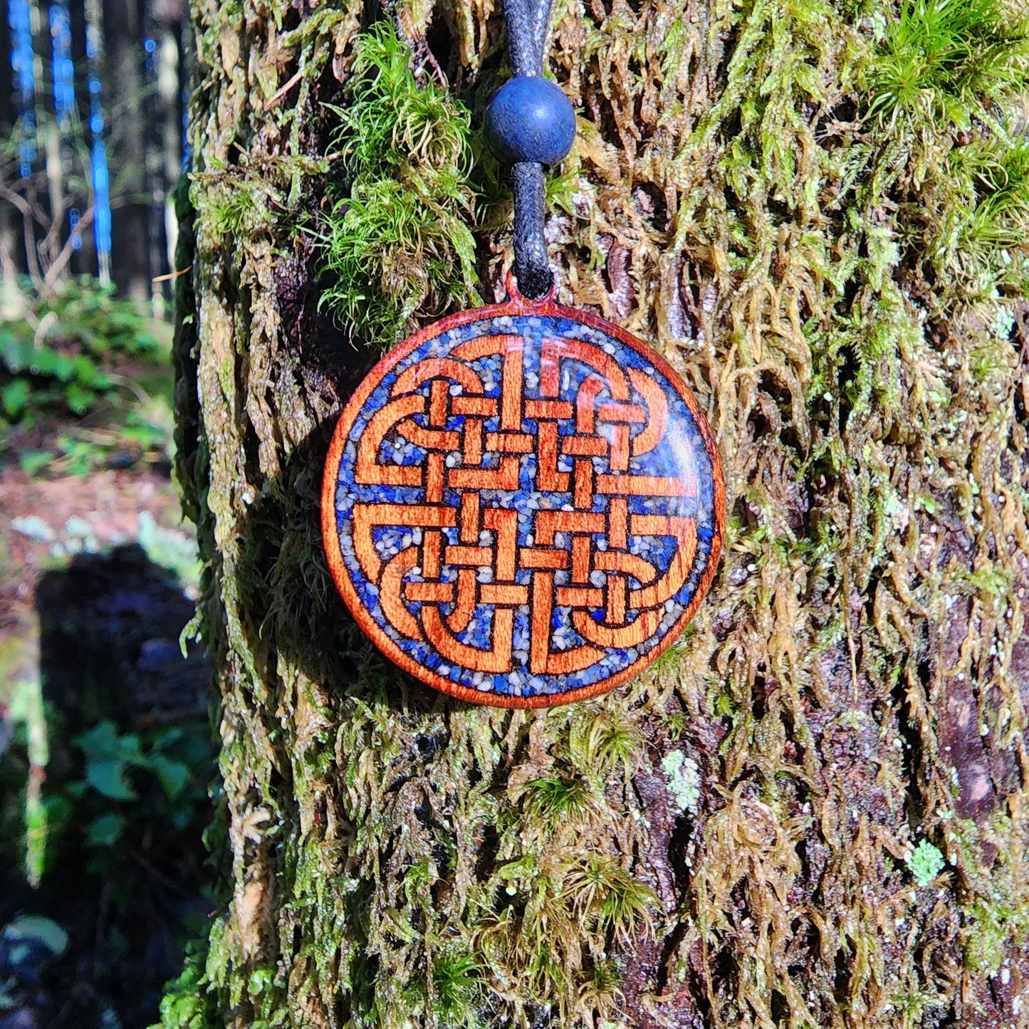 Dara Knot with Lapis Lazuli - Wood Pendant - Necklace