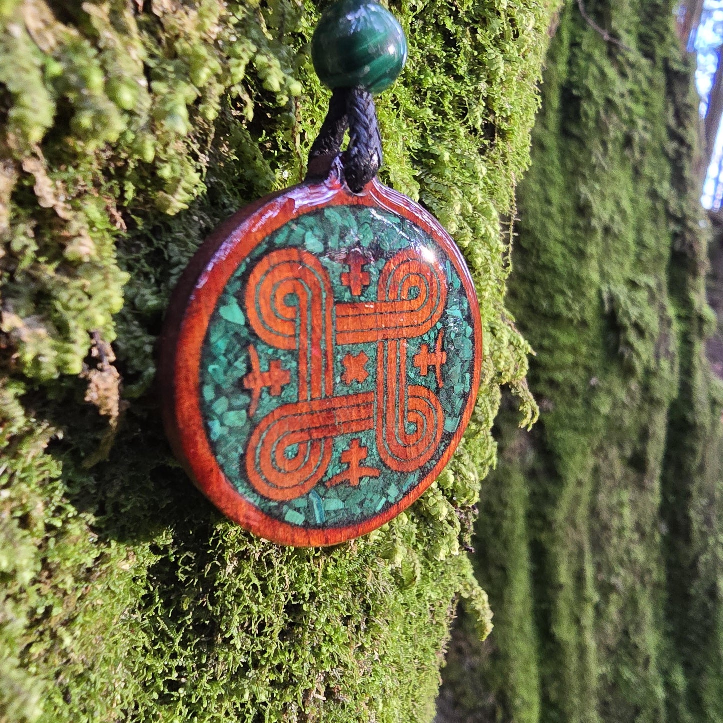 Hannunvaakuna - Malachite - Wood Pendant - Necklace