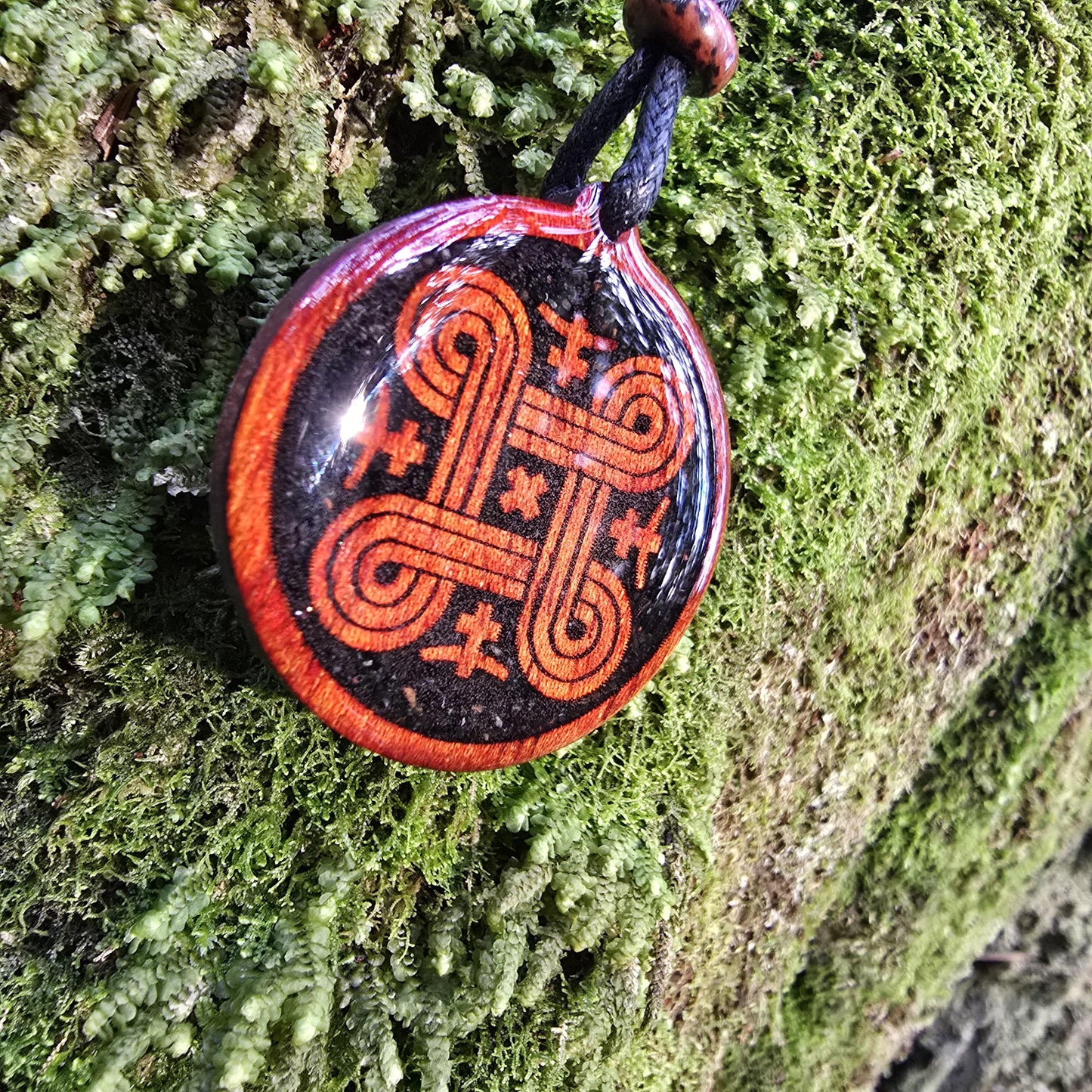 Hannunvaakuna Wood Pendant - Necklace with Black Tourmaline