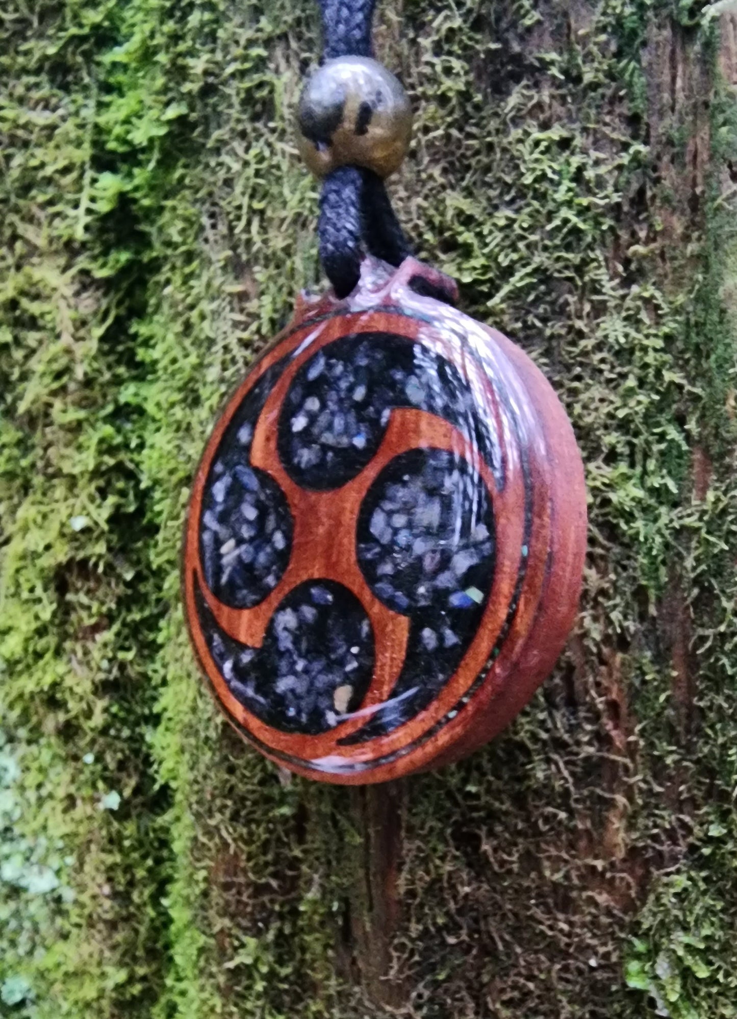 Yottsudomoe Wood Pendant - Necklace, with Black Tourmaline - Labradorite