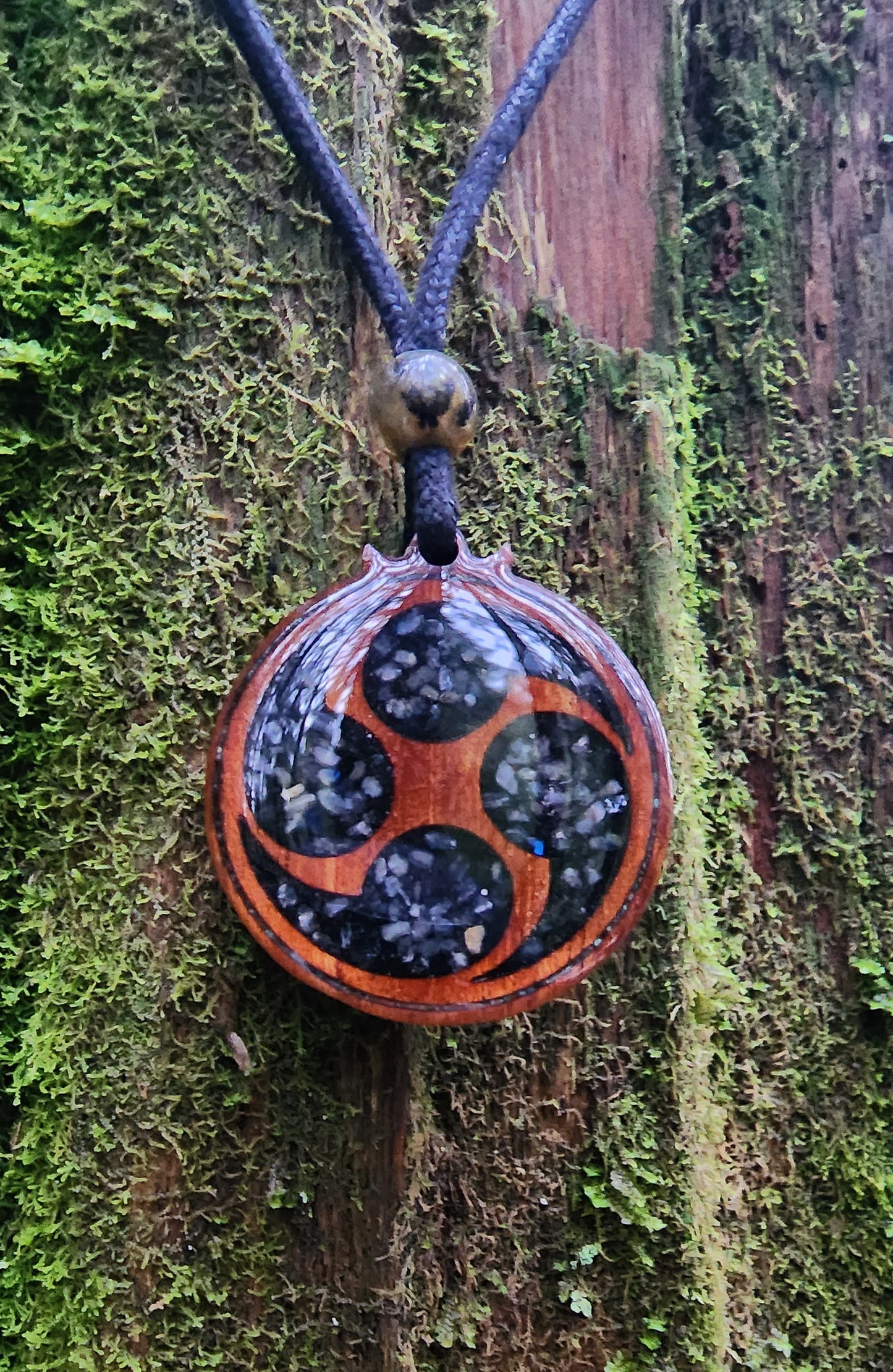Yottsudomoe Wood Pendant - Necklace, with Black Tourmaline - Labradorite
