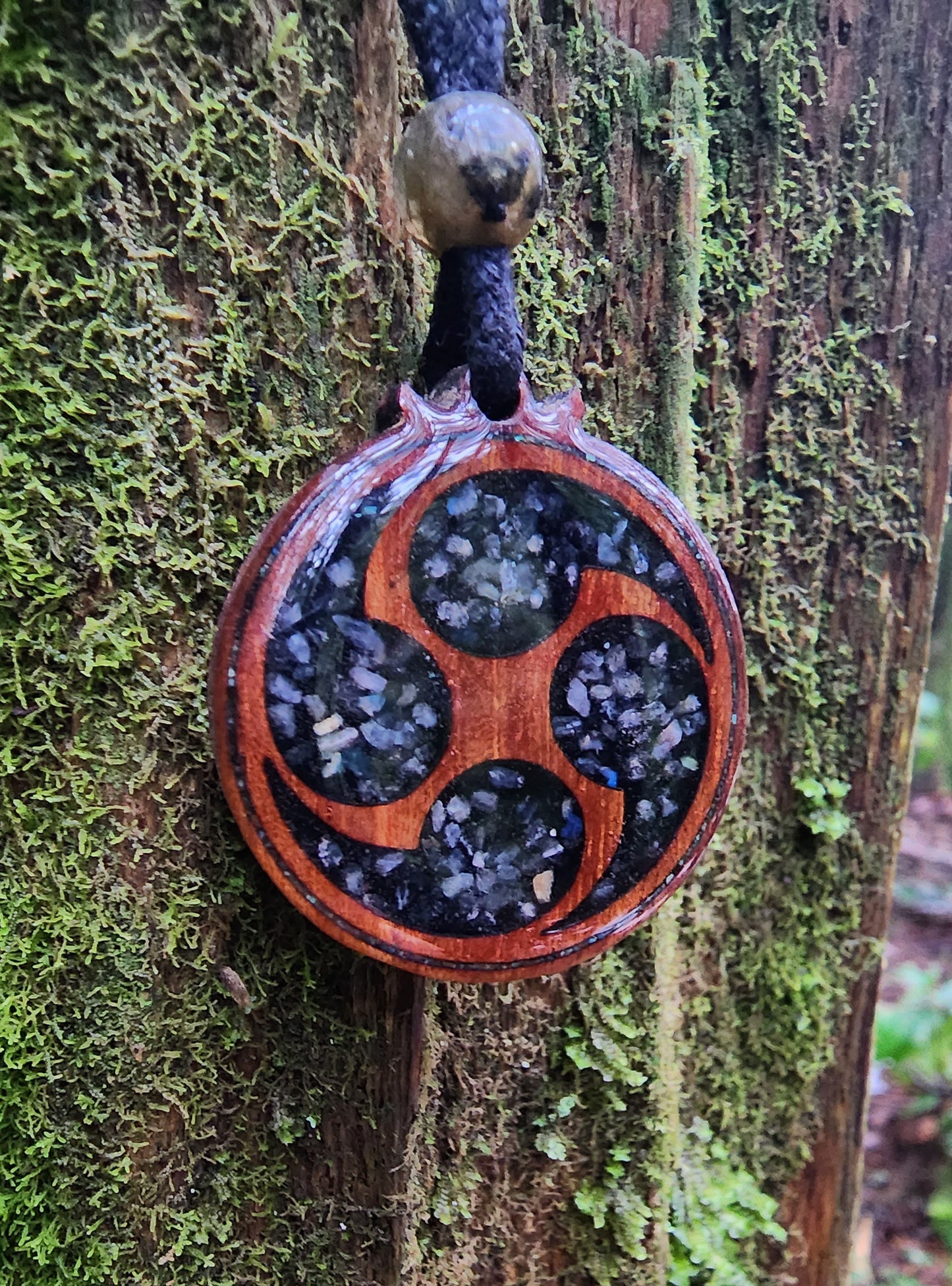 Yottsudomoe Wood Pendant - Necklace, with Black Tourmaline - Labradorite
