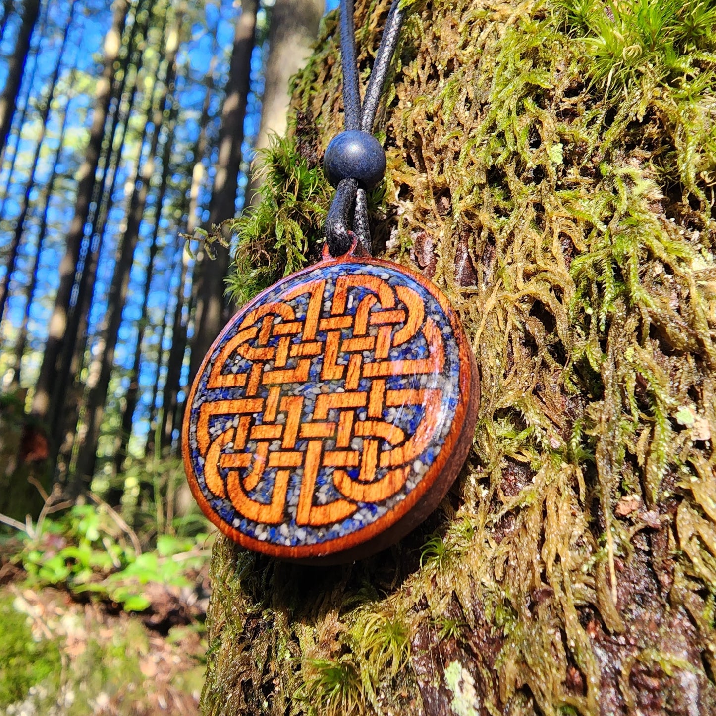 Dara Knot with Lapis Lazuli - Wood Pendant - Necklace
